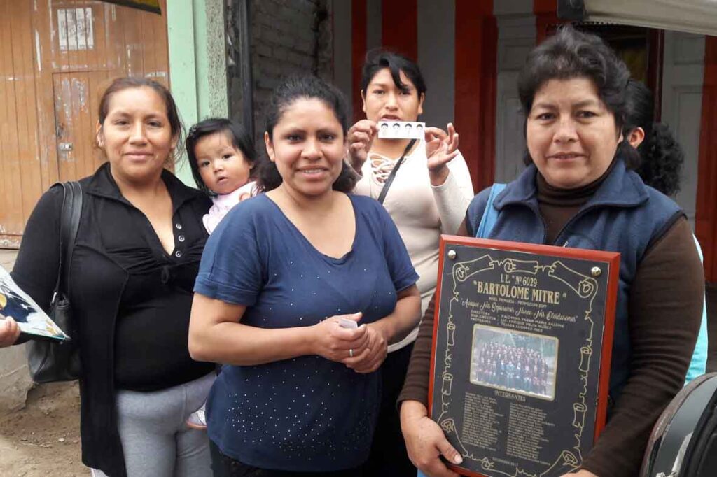 Modelo de Placa recordatorio en acrílico de promoción colegio 1