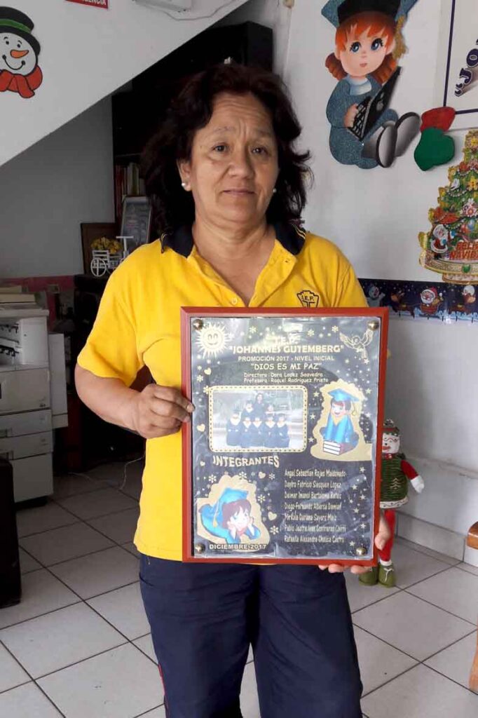 Modelo de Placa recordatorio en acrílico de promoción colegio 9